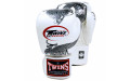 Боксерские перчатки Twins FBGVL3-23 white silver 10 oz Боксерские перчатки Twins FBGVL3-23 white silver 10 oz